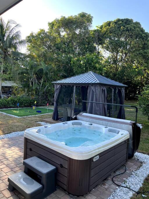 ハリウッド Modern Tropical Oasis With Arcade, Hottub & Minigolfヴィラ エクステリア 写真